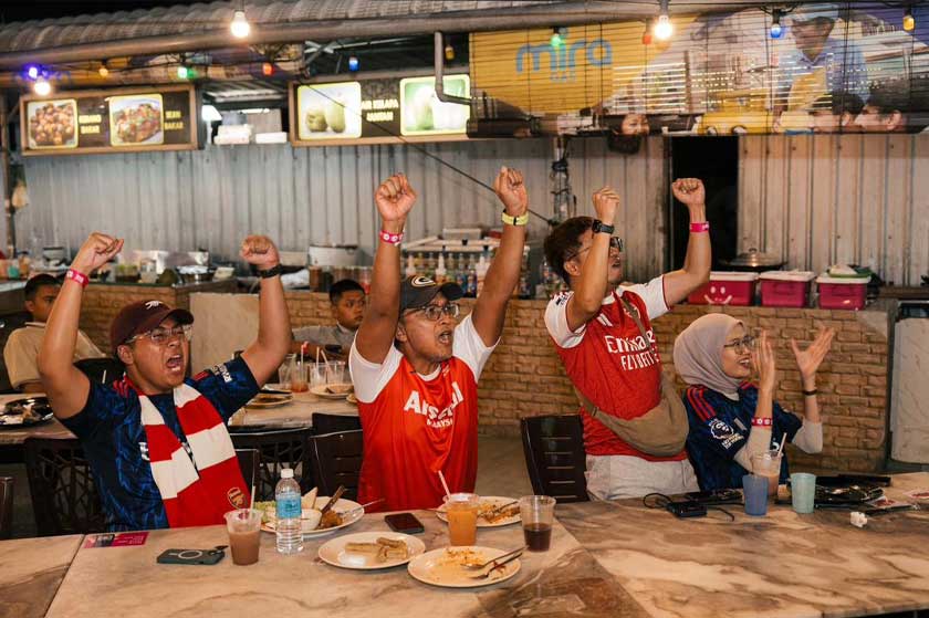 Acara ‘BizOne Watch Party’ di Rezeky Tomyam menarik peminat bola sepak untuk berkumpul sambil menikmati hidangan.