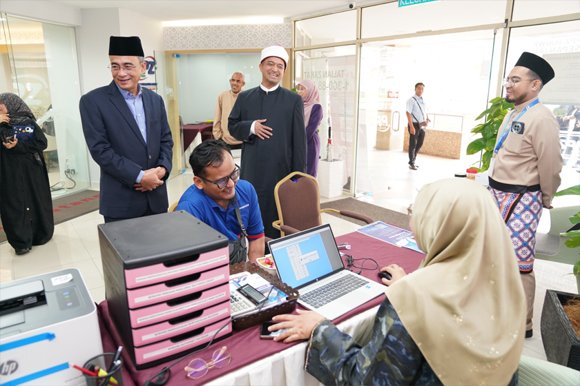 (Dari Kiri) Mohammed Hassan dan Ahmad Fauwaz ketika meninjau kaunter zakat di PPZ- MAIWP. - Foto PPZ-MAIWP