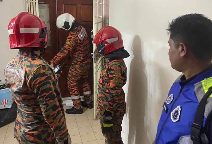 Anggota bomba terpaksa memecah pintu kediaman mangsa selepas polis menerima laporan menegenai bau busuk dari rumah tersebut. - Foto Sinar Harian