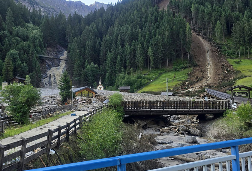 Banjir lumpur menyeliputi rumah dan jalan di lembah Gschnitztal, Tyrol, Austria, 1 Julai 2025. (Foto AP)