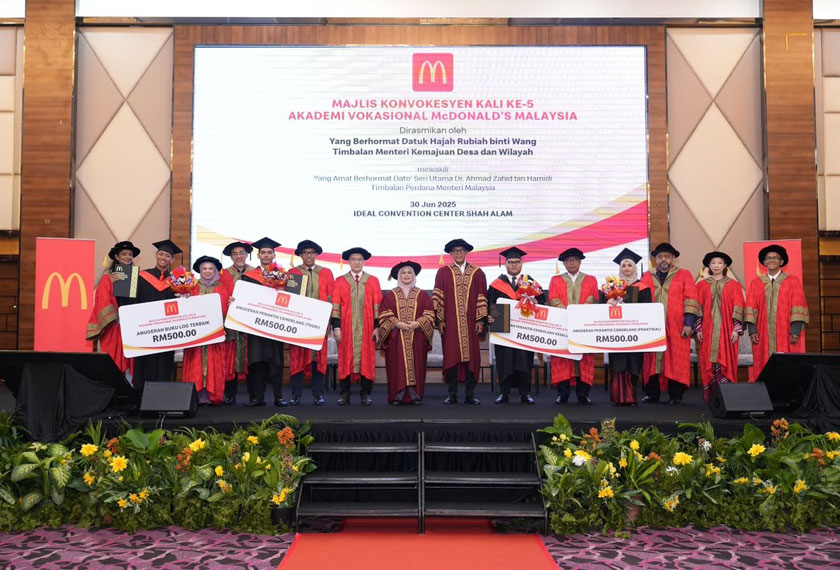 Empat graduan meraih anugerah terbaik atas kecemerlangan mereka sepanjang 18 bulan dalam Akademi Vokasional McDonald’s Malaysia. - Foto McDonald’s Malaysia