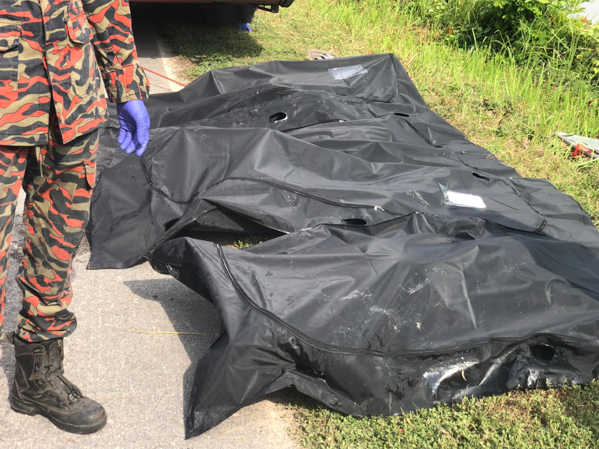 Antara mayat yang berjaya dikeluarkan anggota bomba dari dalam sebuah kenderaan yang tenggelam di Sungai Korok.