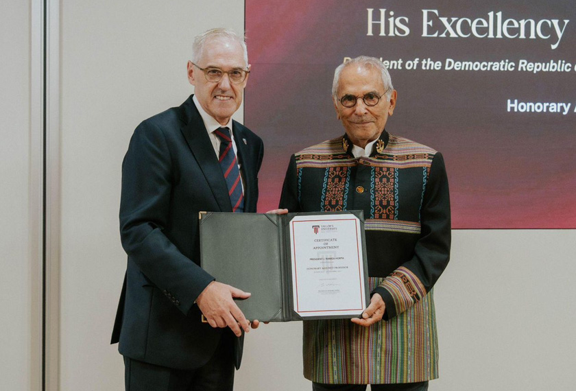 (Dari kiri) Profesor Barry Winn melantik Penerima Hadiah Nobel Keamanan dan Presiden Timor-Leste, Dr José Ramos-Horta, sebagai Profesor Adjung Kehormat bagi program PPE, mencerminkan komitmen Taylor’s terhadap pendidikan bertaraf dunia melalui kepimpinan pemikiran global.  - Foto Taylor’s University 
