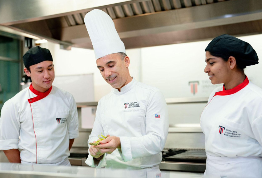 Cef Frederic Cerchi (tengah), Pengarah Taylor’s Culinary Institute (TCI), menerajui institusi kulinari bertaraf antarabangsa dengan fasiliti canggih dan kerjasama bersama cef Michelin. Di bawah kepemimpinannya, TCI melahirkan pelajar berkemahiran tinggi dan berwawasan global. - Foto Taylor’s University 