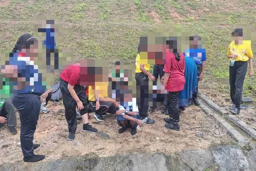 Orang ramai membantu menyelamatkan murid-murid yang terlibat dalam nahas terbabit. - Foto tular
