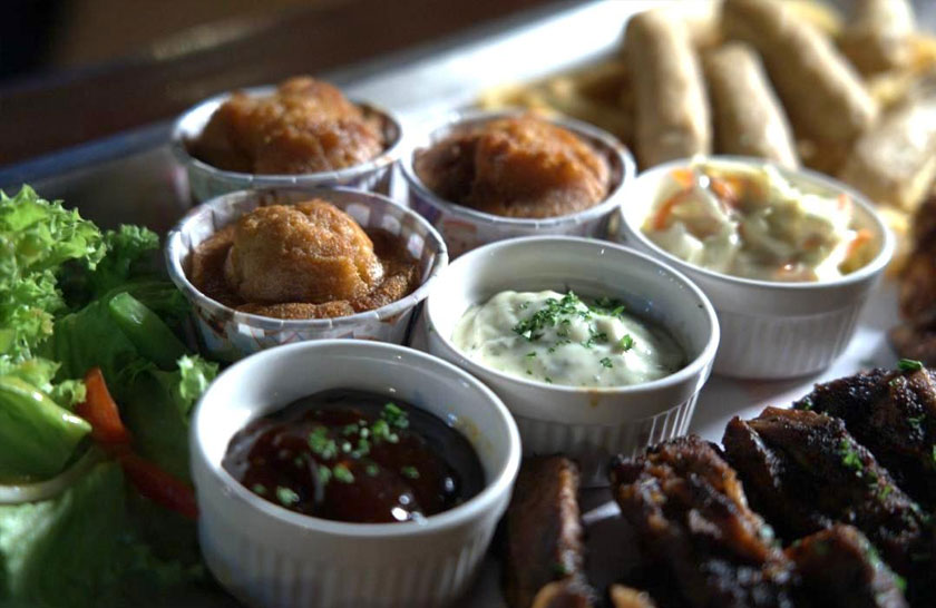Family Platter menawarkan gabungan daging lembu, ayam dan kambing untuk tiga hingga empat orang makan. - Gambar AstroBIZ