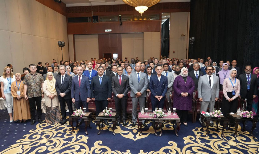 Sesi bergambar antara barisan tetamu kehormat bersama peserta Bengkel OIC dalam Memperkasa Pencari Kerja: Amalan Terbaik Platform Digital di Hotel Royale Chulan, Kuala Lumpur, pada Selasa. - Foto PERKESO