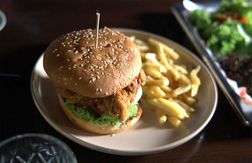 Menu istimewa Crispy Chicken Burger dengan patti buatan sendiri. - Gambar AstroBIZ