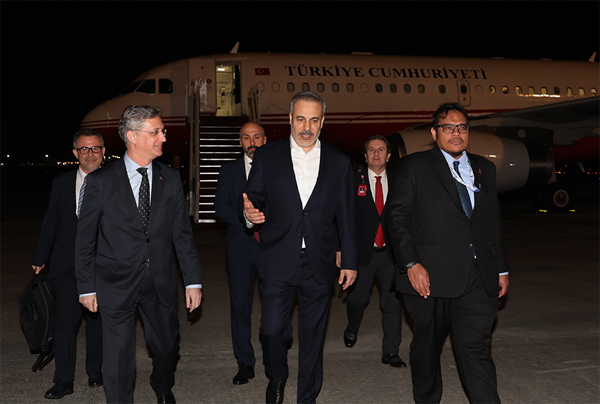 Fidan (tengah) ketika tiba di Kompleks Bunga Raya, Lapangan Terbang Antarabangsa Kuala Lumpur di Sepang awal pagi ini. --fotoBERNAMA