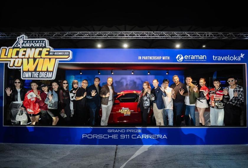 Sesi bergambar antara tetamu kehormat dan barisan selebriti serta pempengaruh tanah air selepas selesai gimik pelancaran Majlis Pelancaran Kempen Licence To Win 2025 di Litar Antarabangsa Sepang (SIC), pada Rabu. - Foto MAHB