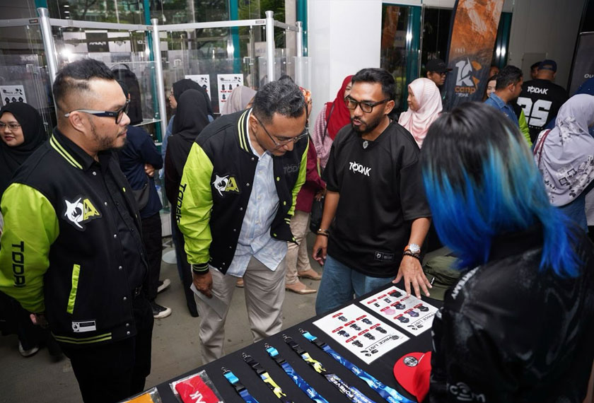 (Dari kiri) Mohamad Taufik Rizal, Kamarul Ariffin dan Nurul Hakimi Haque ketika melawat salah satu rerurai produk-produk keluaran Todak Academy. - Foto Todak Academy