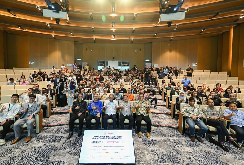 Sesi bergambar antara tetamu kehormat dan sebahagian peserta program yang hadir ke Majlis Pelancaran Program Pecutan Kembar Selangor edisi 2025. - Foto SIDEC