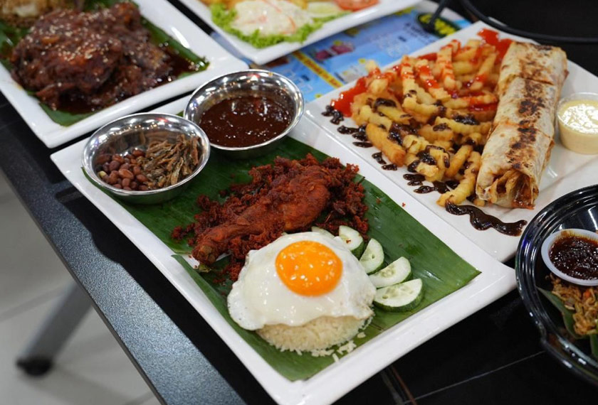Nasi lemak ayam goreng yang menjadi pilihan ramai. - Foto Astro