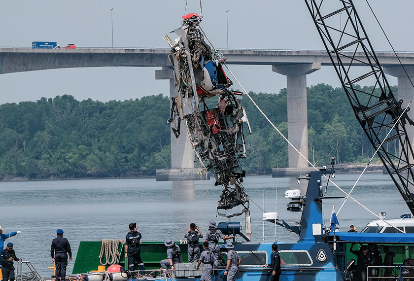Kerjasama pelbagai agensi mempercepatkan proses menaikkan bangkai helikopter ini dan membolehkan siasatan lebih menyeluruh dijalankan. - Foto Bernama