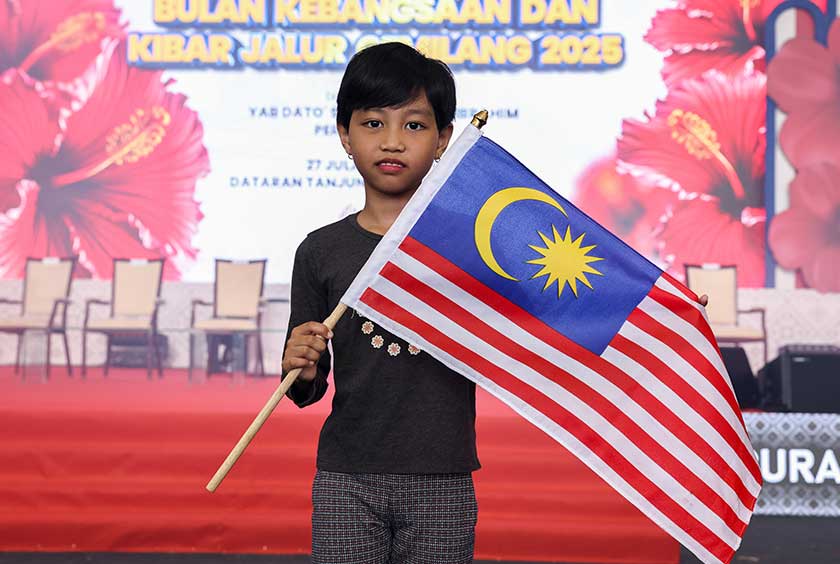 Pembawa Jalur Gemilang, Nur Arsyila Raesha Abdul Aziz, 9, ketika ditemui Bernama semasa persiapan MPBKKJG 2025. -- fotoBERNAMA
