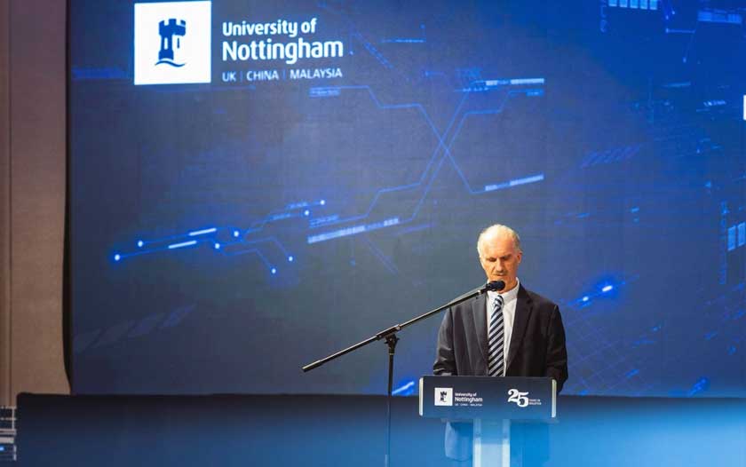 Profesor David FitzPatrick ketika menyampaikan ucapan beliau sempena sambutan Ulang Tahun ke-25 universiti, menyoroti legasi impak UNM dan komitmen masa depan terhadap pendidikan, inovasi, dan komuniti. - Foto UNM