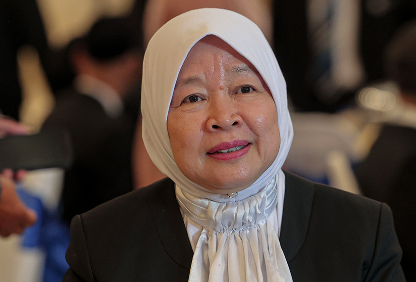 Meskipun menjadi wanita pertama yang dilantik ke jawatan itu, Azizah berkata beliau tidak melihatnya sebagai satu tekanan&nbsp;memandangkan pernah berkhidmat di Jabatan Peguam. - fotoBERNAMA