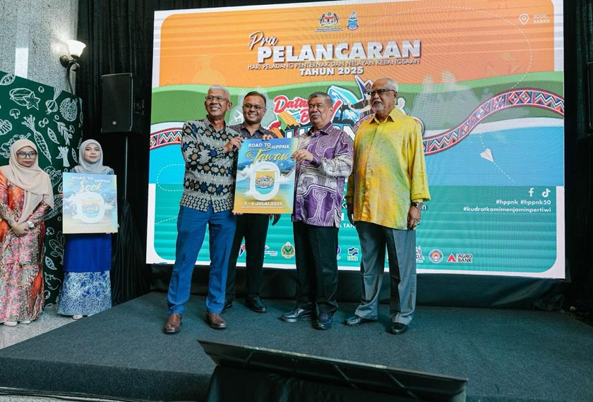  Menteri Pertanian dan Keterjaminan Makanan, Datuk Seri Mohamad Sabu (tengah) bersama-sama dengan Datuk Seri Isham Ishak (kiri) Pengerusi Lembaga Pertubuhan Peladang (LPP), Datuk Mahfuz Omar (kanan) ketika di Majlis Pra Pelancaran Hari Peladang, Penternak & Nelayan Kebangsaan (HPPNK) 2025 di Kementerian Pertanian dan Keterjaminan Makanan, Putrajaya pada 12 Jun lalu. - Foto KPKM