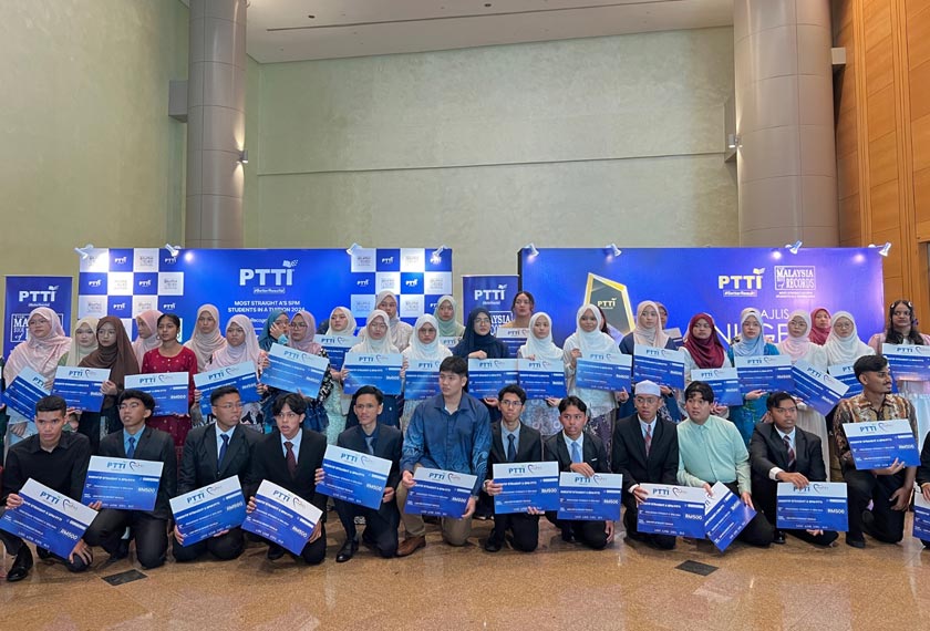Sesi bergambar pelajar-pelajar yang memperoleh keputusan cemerlang gred A dalam semua mata pelajaran selepas memperoleh insentif penghargaan RM 500 daripada PTTI. - Foto PTTI Group SDN BHD