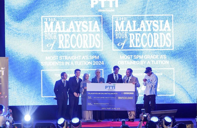 (Dari kiri) Fahmi, Race, Iman Troye, Cikgu Fana, Syed Saddiq, Asyraf Khalid dan MK K-Clique ketika pemberian cek RM100,000 bagi tajaan kelas dalam talian PTTI. - Foto PTTI Group