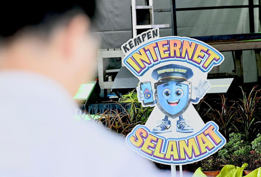 Selari dengan komitmen Malaysia terhadap matlamat keselamatan digital global, KIS 2025 akan digerakkan sepanjang tahun merentas pelbagai saluran termasuk siaran PSA, edaran infografik, kerjasama rentas kementerian, dan sesi intervensi terus ke sekolah serta komuniti berisiko. - Gambar MCMC