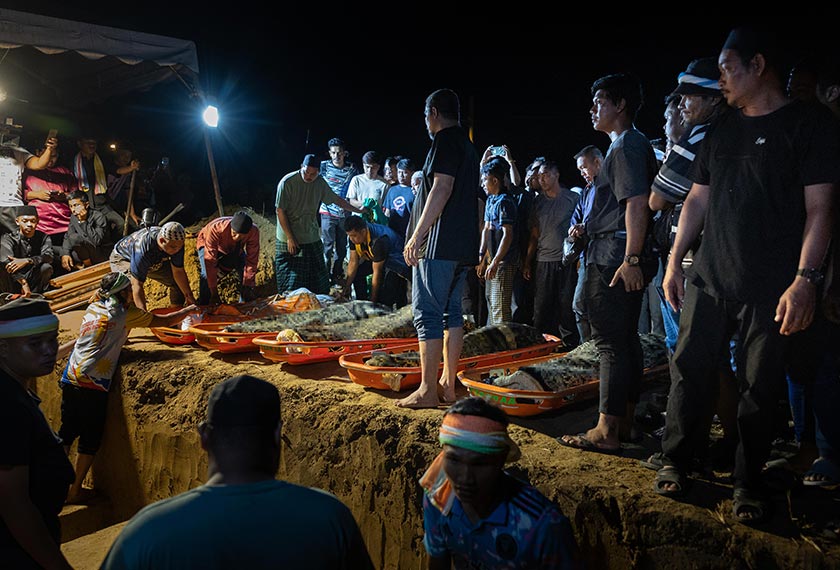 Jenazah lima mangsa kemalangan membabitkan dua kenderaan di Kilometer 7, Jalan Jerantut-Maran, Pahang, semalam, dikebumikan dalam satu liang lahad di Tanah Perkuburan Islam Kampung Selat, Bota Kanan, awal pagi ini. --fotoBERNAMA