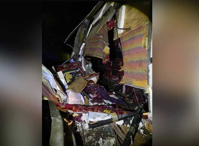 Mangsa yang dikeluarkan dari bas dalam keadaan cedera. Foto ihsan JBPM