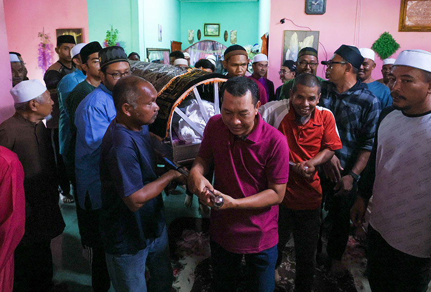 Abu Setaman Jusoh, 54, mengusung jenazah anaknya, merupakan pelajar Universiti Pendidikan Sultan Idris (UPSI) Nurul Fatihah Abu Setaman yang terkorban dalam nahas kemalangan di Jalan Raya Timur-Barat (JRTB), Gerik awal pagi Isnin. - Foto Bernama