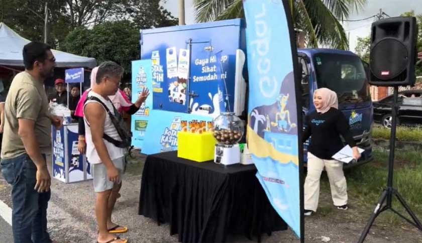 Kru daripada Gegar FM dan pengunjung ketika di lokasi pertama jelajah “Kotak Kasih” di Kota Bharu, Kelantan. - Foto Goodday