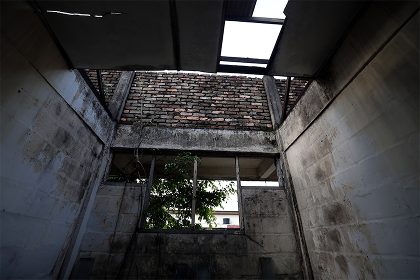 Rumah pangsa awam PKNS di Jalan Kuching, Kuala Lumpur, terbiar selepas 10 blok yang dijadikan kuarters anggota tentera dikosongkan pada 2008. - Gambar Bernama