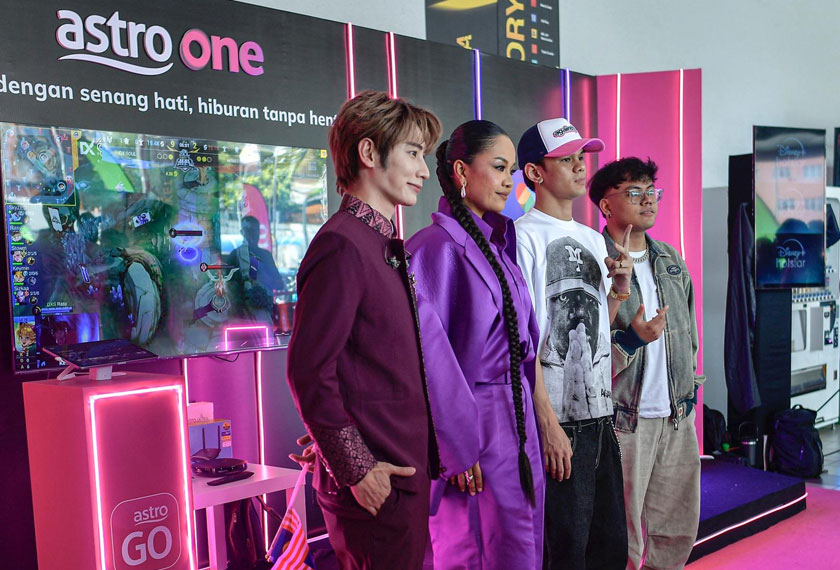 (Dari kiri) Isaac Voo, Mimi Fly, Lucidrari dan Heil Nuan bergambar di Astro Showcase yang menampilkan pelbagai aktiviti interaktif serta pratonton kandungan eksklusif Astro sepanjang dua hari acara berlangsung. - Gambar Astro