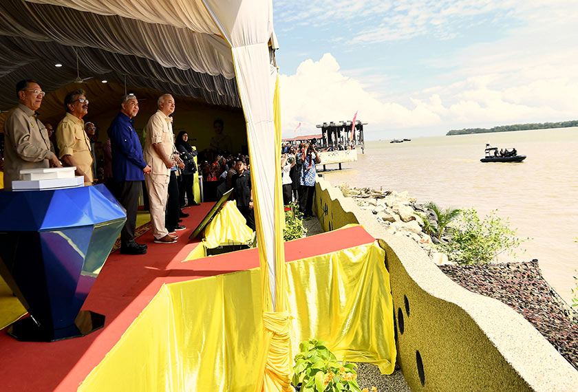 Sultan Perak Sultan Nazrin Shah berkenan menyaksikan demonstrasi maritim oleh Tentera Laut Diraja Malaysia (TLDM), Polis Marin Polis Diraja Malaysia dan Jabatan Perikanan Malaysia di Sungai Perak sempena perasmian Dataran Waterfront Bagan Datuk hari ini. - Foto Bernama