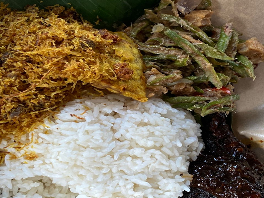 Sepinggan Nasi Ambeng biasanya berharga RM12, lengkap dengan nasi, ayam kicap, sayur goreng, serunding, serta tahu dan tempe goreng.  