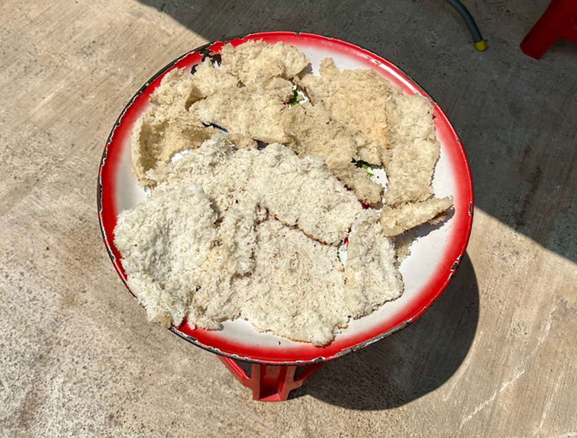 Nasi Intip menggunakan cara pengeringan matahari, adat lama yang semakin kurang digunapakai orang muda tetapi sesuai dengan iklim Asia Tenggara.