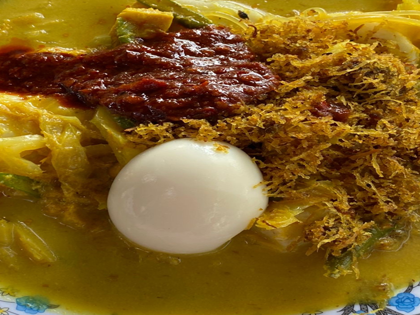 Masakan lontong dan sayur lodeh adalah hidangan istimewa semasa musim perayaan.