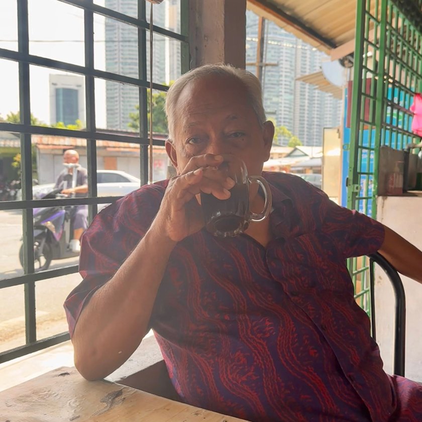 Pak Asrorie, 79, mencari masakan Jawa setiap hari kerana ia sesuai dengan lidahnya sebagai orang Jawa. 