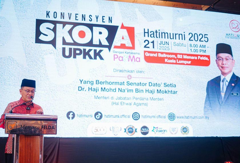 Datuk Mohd Na’im Mokhtar ketika menyampaikan ucapan perasmian Konvensyen Skor A UPKK 2025 di Menara Felda, Kuala Lumpur. - Gambar Hatimurni