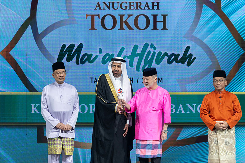 Dr Tawfiq Fawzan Al-Rabiah (dua dari kiri) menerima Anugerah Tokoh Maal Hijrah Antarabangsa daripada Sultan Ibrahim. - Gambar Astro AWANI/ SHAHIR OMAR