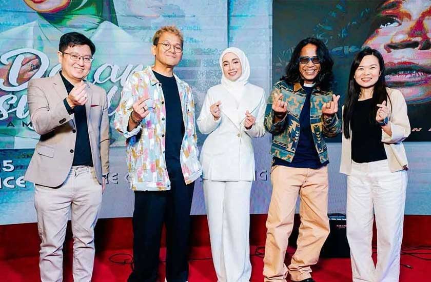 Amira dan Hazama (dua dari kanan) ketika majlis pelancaran single baharu masing-masing di Bukit Bintang baru-baru ini. - Foto Sinar Harian