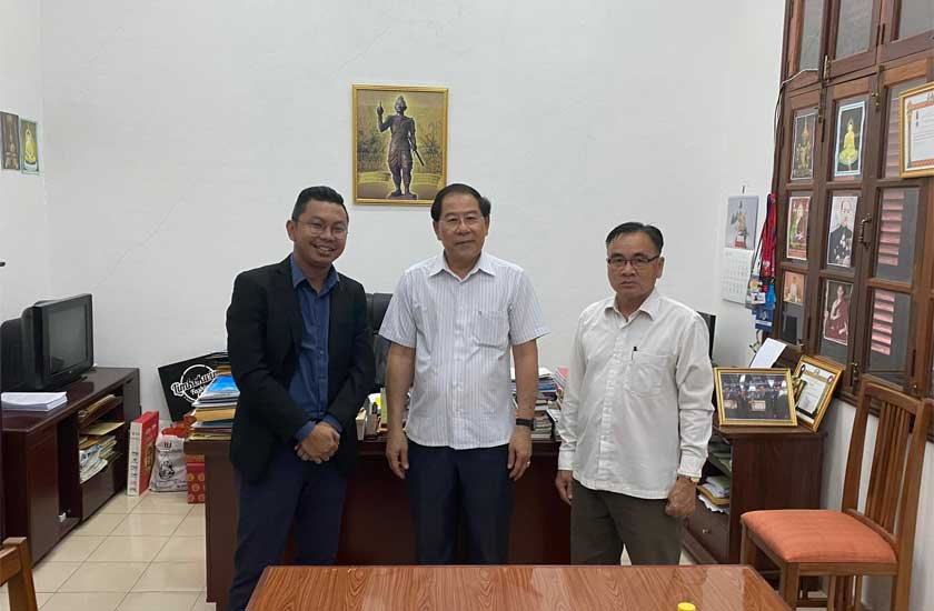 Penulis bertemu Ketua Pengarah Laos Cinema Department, Vithoune Sundara dan timbalannya, Vongchit Phommachak, pada awal 2020.