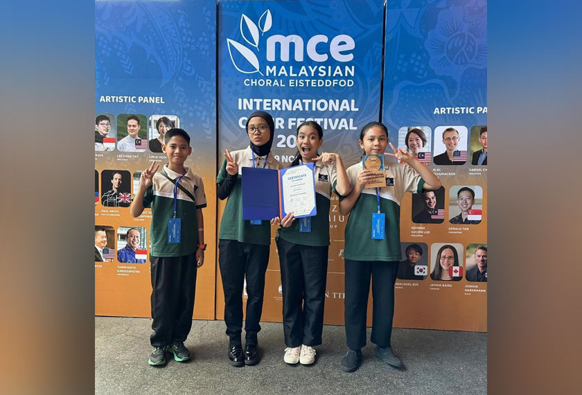 Wakil Les Chanteurs Senior bersama anugerah emas dan sijil anugerah bagi kategori B5: Pop Vocal Ensemble. (dari kanan) Zoe Zef, Wan Emma Rose Wan Mohd Fyzaal, Ayra Asnan dan Audi Noah Khair Azli Khairi.