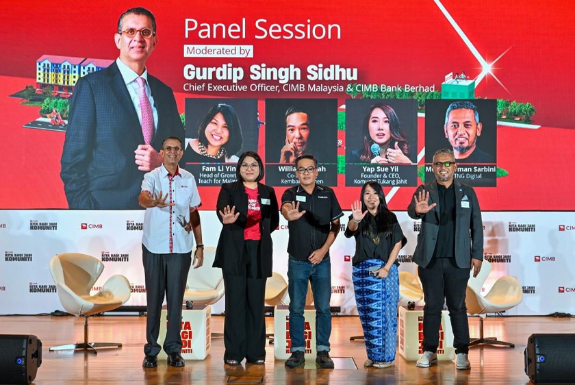 Ketua Pegawai Eksekutif CIMB Malaysia, Gurdip Singh Sidhu (kiri) bersama panel penceramah pada sesi perbincangan anjuran CIMB dan TNG Digital mengenai keterangkuman kewangan serta pemerkasaan komuniti. – Gambar CIMB