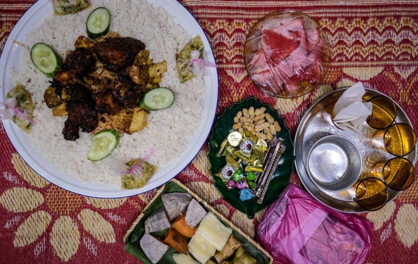 Hidangan nasi ambeng dalam talam yang disediakan Arsad dan Juriah di kediaman mereka, Gubok Pawon. --fotoBERNAMA