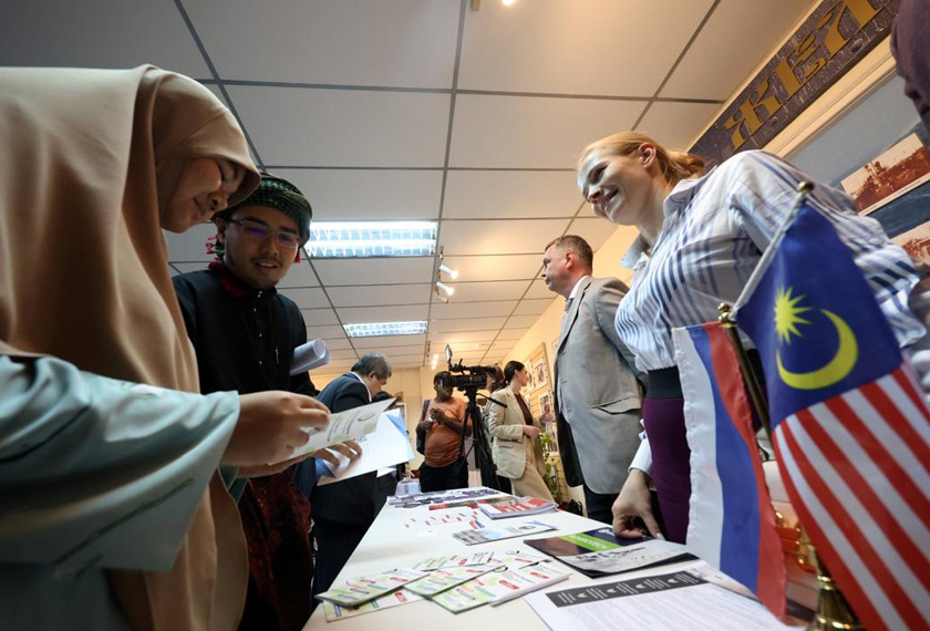 Sebanyak 14 buah universiti dari Rusia terlibat mempromosikan universiti masing-masing termasuk peluang diberikan biasiswa penuh kerajaan negara itu semasa acara Russian University Day di Rumah Rusia di Kuala Lumpur, baru-baru ini. - Gambar Astro AWANI