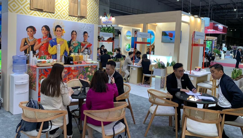 Sesi pertemuan perniagaan di Pavilion Malaysia berjalan rancak, mempamerkan daya tarikan unik negara dan peluang kolaborasi global yang disokong melalui inisiatif MyTripleE 2.0. - Foto MyCEB