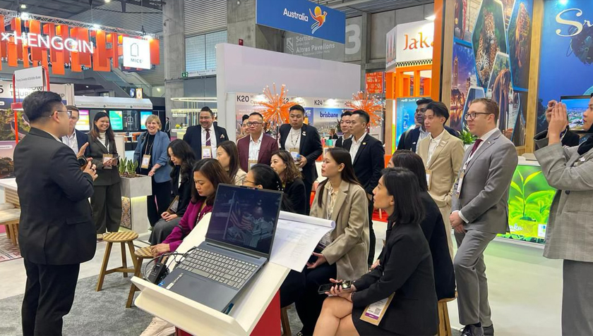 Delegasi Malaysia mendengar taklimat strategik di Pavilion Malaysia semasa IBTM World Barcelona 2025, menampilkan kerjasama erat antara MyCEB dan rakan industri dalam memacu agenda Business Events negara. - Foto MyCEB