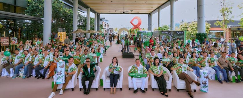 Sesi bergambar beramai-ramai di Majlis pelancaran Kara Barista Coconut Milk. - Foto Kara Malaysia