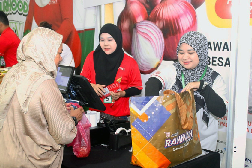 Inisiatif Jualan Rahmah merupakan salah satu sorotan utama dan paling mendapat sambutan hangat dalam kalangan pengunjung kerana kualiti barangan yang baik namun pada harga sangat berpatutan. - Foto KPDN