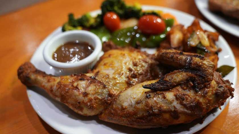 Antara menu utama yang menjadi tarikan pelanggan di Uncle Don’s Equine Park, disajikan segar setiap hari. - Gambar AstroBiz