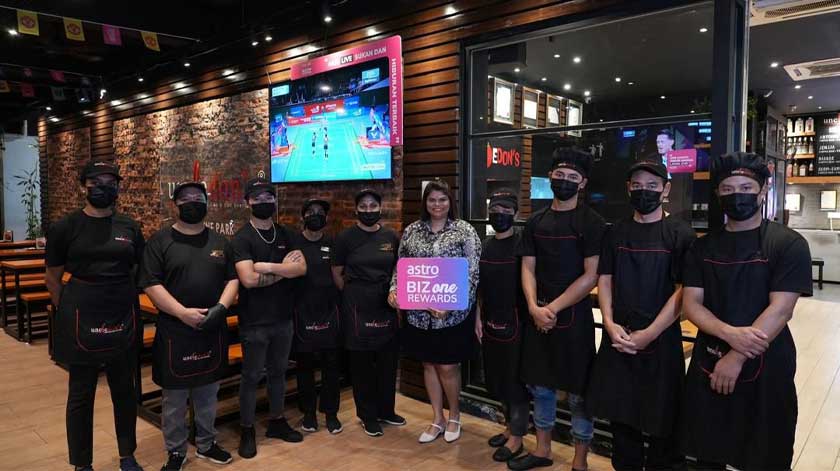  Kakitangan Uncle Don’s Equine Park bergambar bersama. - Gambar AstroBiz